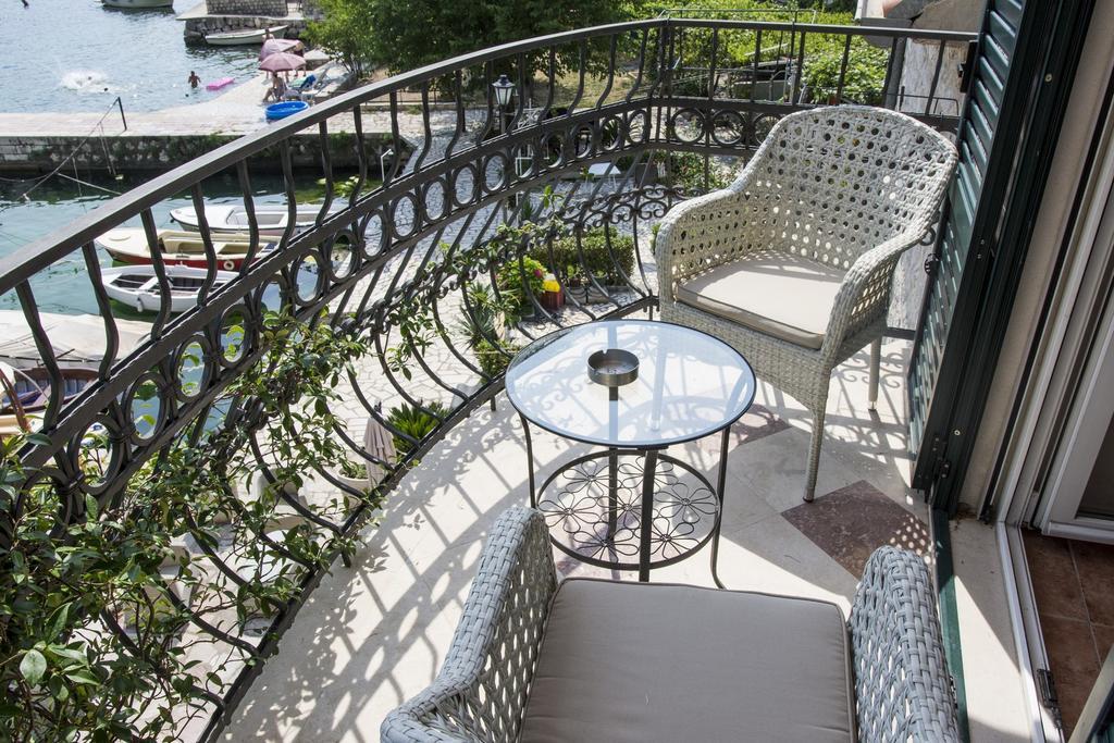 Apartment Lukiduki At The Beach - Kotor Exterior photo